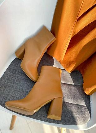 Ботильйони з натуральної шкіри з квадратним мисом на середньому каблуці 8см