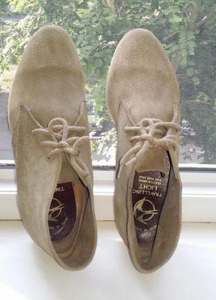 Светлые замшевые деми ботинки мокасины туфли на шнуровке travelling light  натуральная кожа3 фото