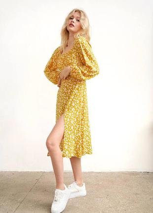 Сукня міді жовтого кольору в квіти з розрізом2 фото