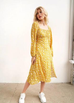 Сукня міді жовтого кольору в квіти з розрізом4 фото