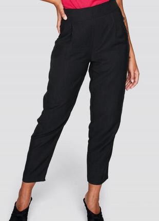 Зауженные брюки бананы черные от boohoo