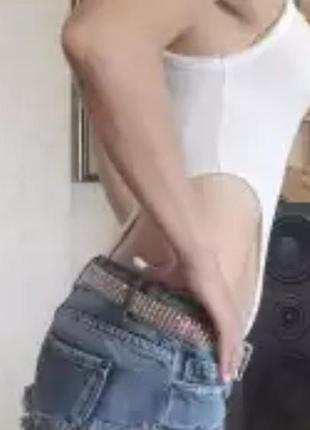 Короткие джинсовые шорты