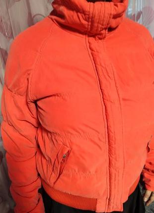 Дутая куртка кораллового цвета до пояса