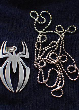 Стильный хромовый амулет медальон на шею на цепочке в виде паука с лапками под серебро белое золото