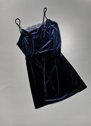 Оксамитове вечірнє плаття з мереживом на бретелях