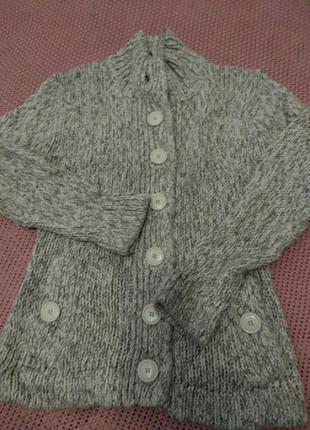 Жіноча в'язана кофта з кишенями