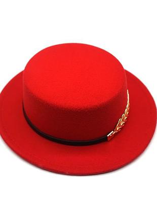 Стильная фетровая шляпа канотье с пером красный1 фото