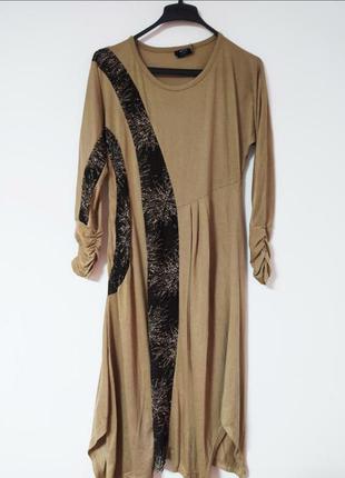 Длинное светло-коричневое платье с узором с вязаными вставками, длинный рукав, с объёмными боками