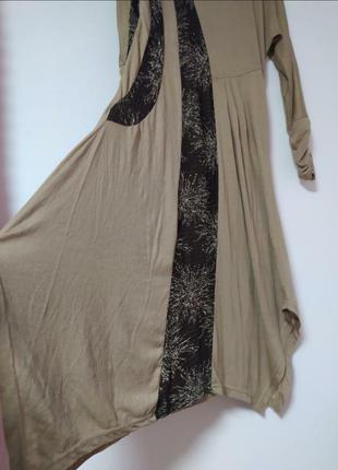 Длинное светло-коричневое платье с узором с вязаными вставками, длинный рукав, с объёмными боками2 фото
