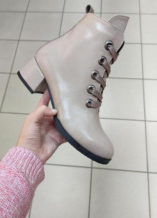 Ботинки женские цвет мокко на устойчивом каблуке