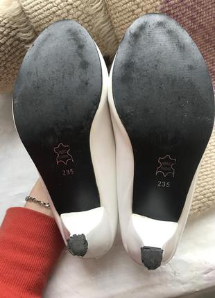 Белые лаковые туфельки на низком каблуке4 фото