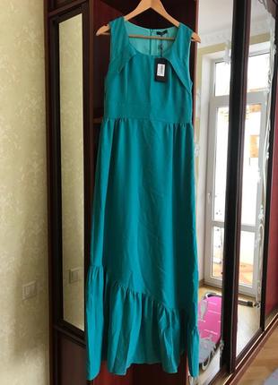 Платье в пол бирюзового цвета.