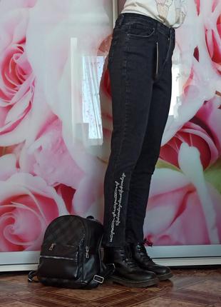 Жіночі джинси (чорні з написом)