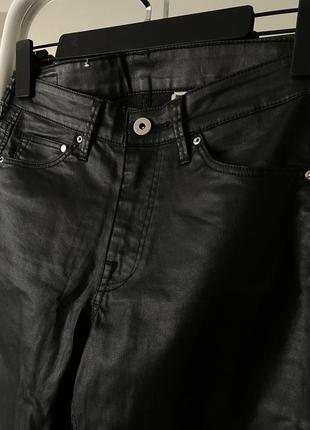 Чёрные джинсы и полированным эффектом1 фото