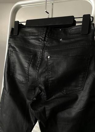 Чёрные джинсы и полированным эффектом2 фото