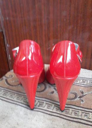 Супер красиві лакові туфлі, ботильйони червоного кольору2 фото