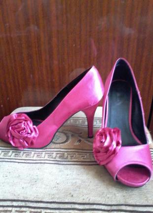 Атласные туфли босоножки  цвета фуксии, украшены  розой1 фото