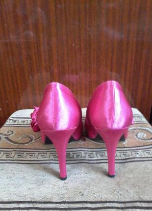 Атласные туфли босоножки  цвета фуксии, украшены  розой2 фото