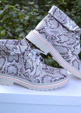 Ботинки кожаные по питон на шнуровке с манжетом