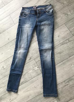 Джинсы