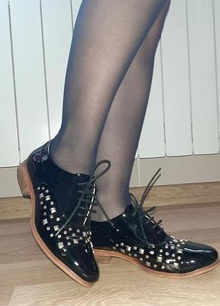 Туфли лаковая кожа с заклепками от clarks