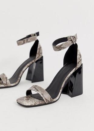 Босоніжки на блочному підборах зі зміїним принтом/туфлі на високому