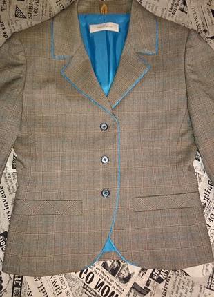 Стильный клетчатый пиджак