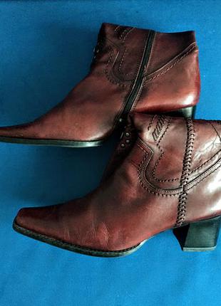 Кожаные сапоги бренда tamaris