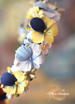 Синьо-жовтий обідок для волосся з квітами "братки"