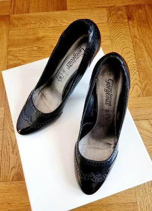 Новые кожаные черные классические туфли на устойчивом каблуке с перфорацией new look5 фото