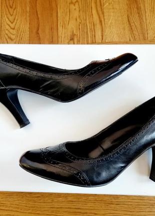 Нові шкіряні чорні класичні туфлі на стійкому каблуці з перфорацією new look2 фото