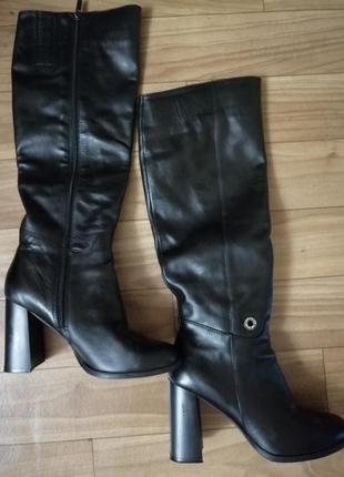 Очень красивые, высокие демисезонные кожаные  сапожки.