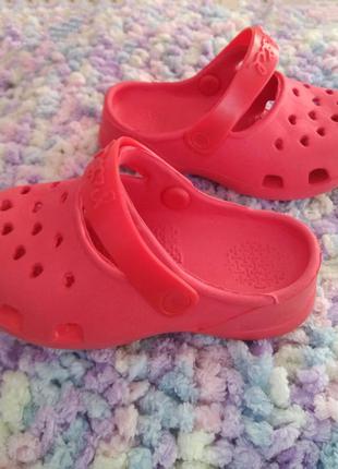 Модные детские красные кроксы сабо crocs аквашузы пляжные шлепанцы тапочки на девочку7 фото