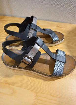 Фірмові жіночі босоніжки bata