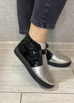 Серебрянно чёрные лаковые ботинки