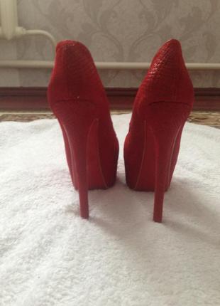 Шикарные туфли натур замш красные louboutin2 фото