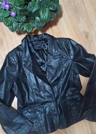 Чорна натуральна коротка шкіряна куртка-піджак на гудзиках2 фото