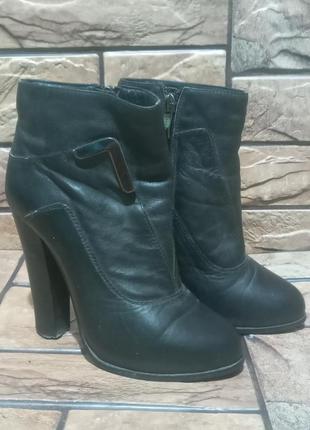 Класні шкіряні чоботи, ботільйони. attizzare. розмір 35.