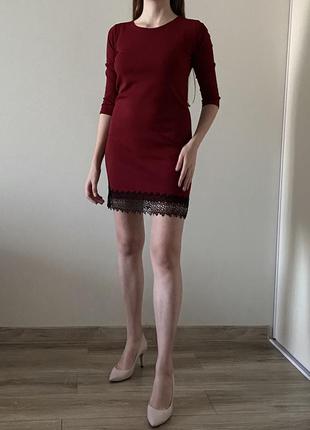 Бордова сукня з мереживом
