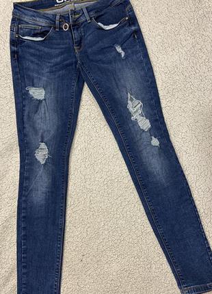 Стильні рвані джинси-скінні з низькою посадкою only1 фото