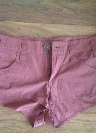 Коротенькі шорти. гарний теракотовий колір.