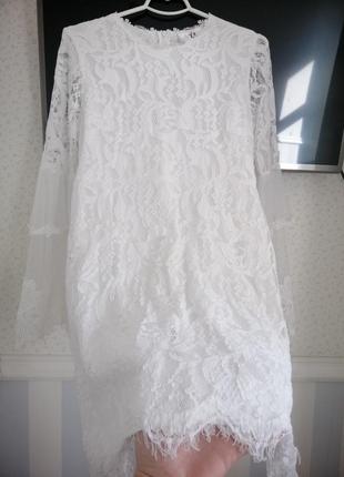Потрясающее кружевное белое свадебное платье с рукавами клеш  forever unique10 фото