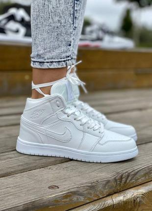 Жіноче модель кросівок!