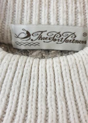 Винтажный свитер бело-бежевого цвета с декоративным жемчугом4 фото