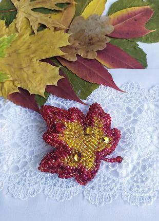 Брошь кленовый лист красный