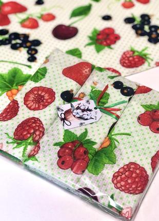 Подарочный набор кухонных полотенец " ягодки"