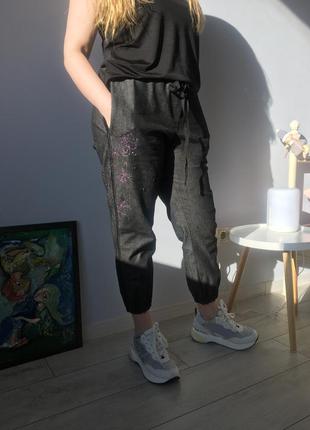 Дизайнерские джинсы джоггеры с рисунком и стразами