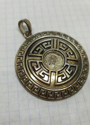 Кулон с символикой версаче