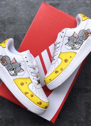 Nike air force tom and jerry custom жіночі дизайнерські кастомні білі ексклюзивні кросівки том і джеррі жіночі білі круті кастомні кросівки8 фото