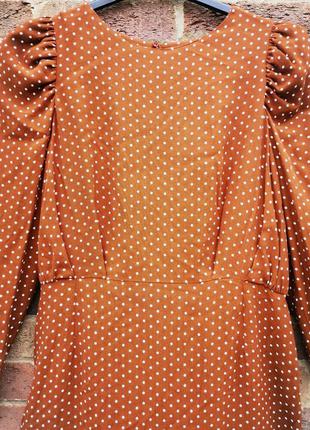 Интересное платье с оригинальными рукавами и разрезом на спине5 фото